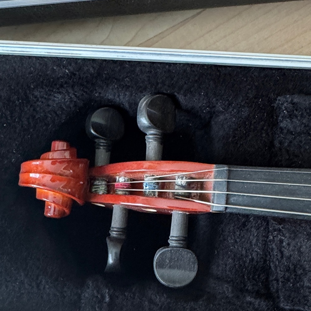 Violin - Picture 2 of 8